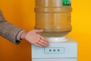 饮水机水桶发热的原因及解决方法（探究饮水机水桶发热的原因）