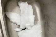 清理冰箱里的冰块的方法（快速有效的清除冰箱内的结冰问题）