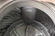 洗衣机陈年污渍清洗方法（轻松清除洗衣机内的顽固污渍）