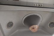 中间圆形油烟机清洗方法详解（轻松学会清洗中间圆形油烟机）