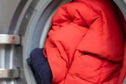 羽绒服放洗衣机洗会爆炸吗（羽绒服洗涤安全与注意事项）