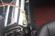 轿车内手机充电器安装方法是什么？如何正确安装？
