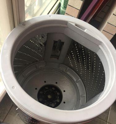 如何清洗洗衣机内胆（轻松清洁）