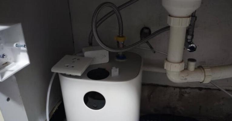 如何消除净水器下水道异味（解决净水器下水道异味的简易方法）