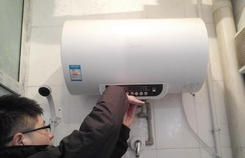 热水器缝隙漏水的原因及解决方法（揭秘热水器缝隙漏水的真相）