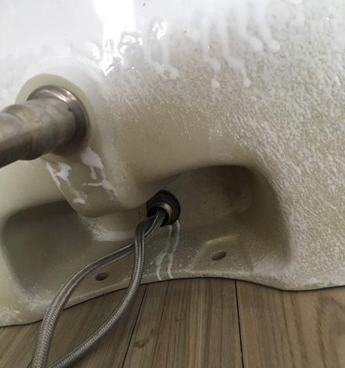 蹲便水箱漏水的原因及解决办法（探究蹲便水箱漏水的成因）