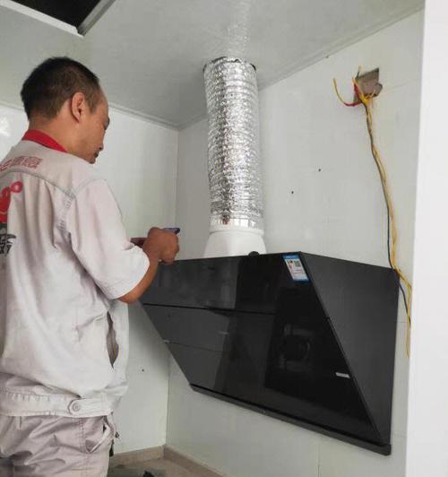 如何清洗抽油烟机中的油（简单易行的清洁方法及小窍门）