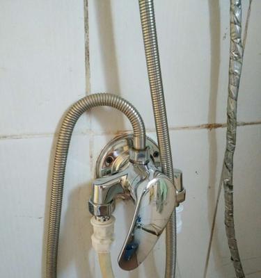 热水器上水管接口的处理方法（解决热水器上水管接口问题的实用技巧）