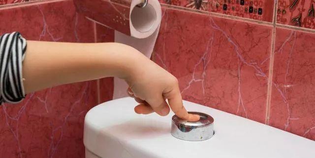 如何处理堵塞的蹲式马桶（解决马桶堵塞问题的实用方法）