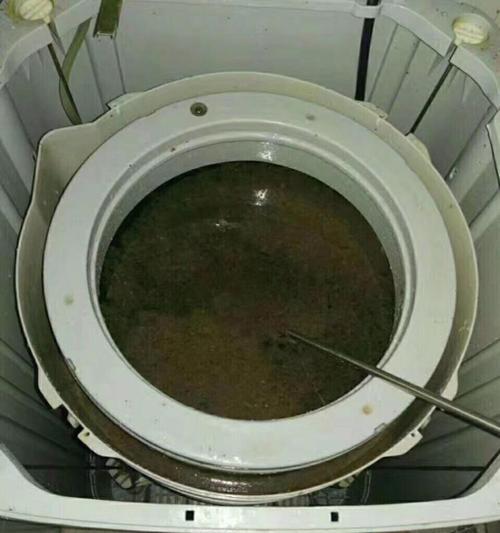 洗衣机出水孔清洗方法（轻松学会清洗洗衣机出水孔）