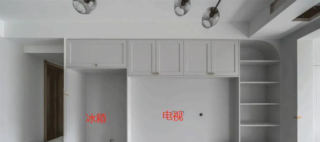 冰箱对面的墙怎么处理？有哪些装饰和实用建议？
