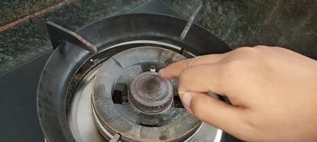 燃气灶点火松手熄火是什么原因？如何解决？