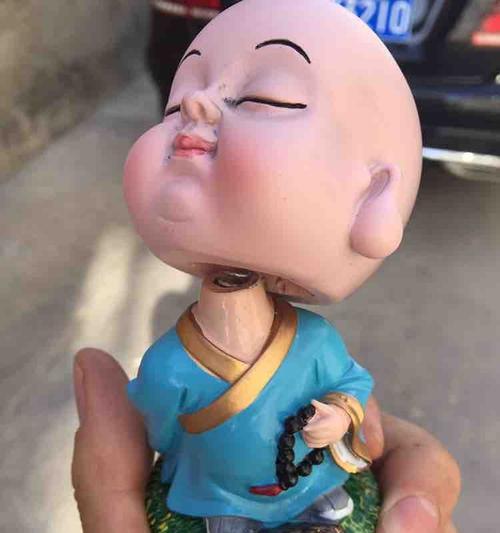 如何使用手机对摆件玩偶摄像头进行拍照？