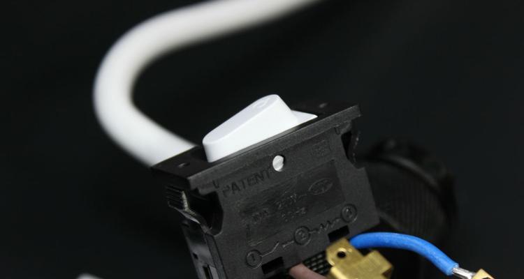机甲电脑桌插排使用方法是什么？