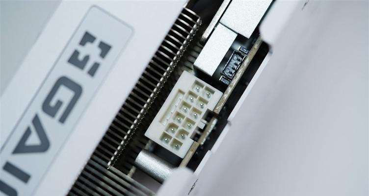 显卡弹力背板作用是什么？使用后显卡散热效果如何？